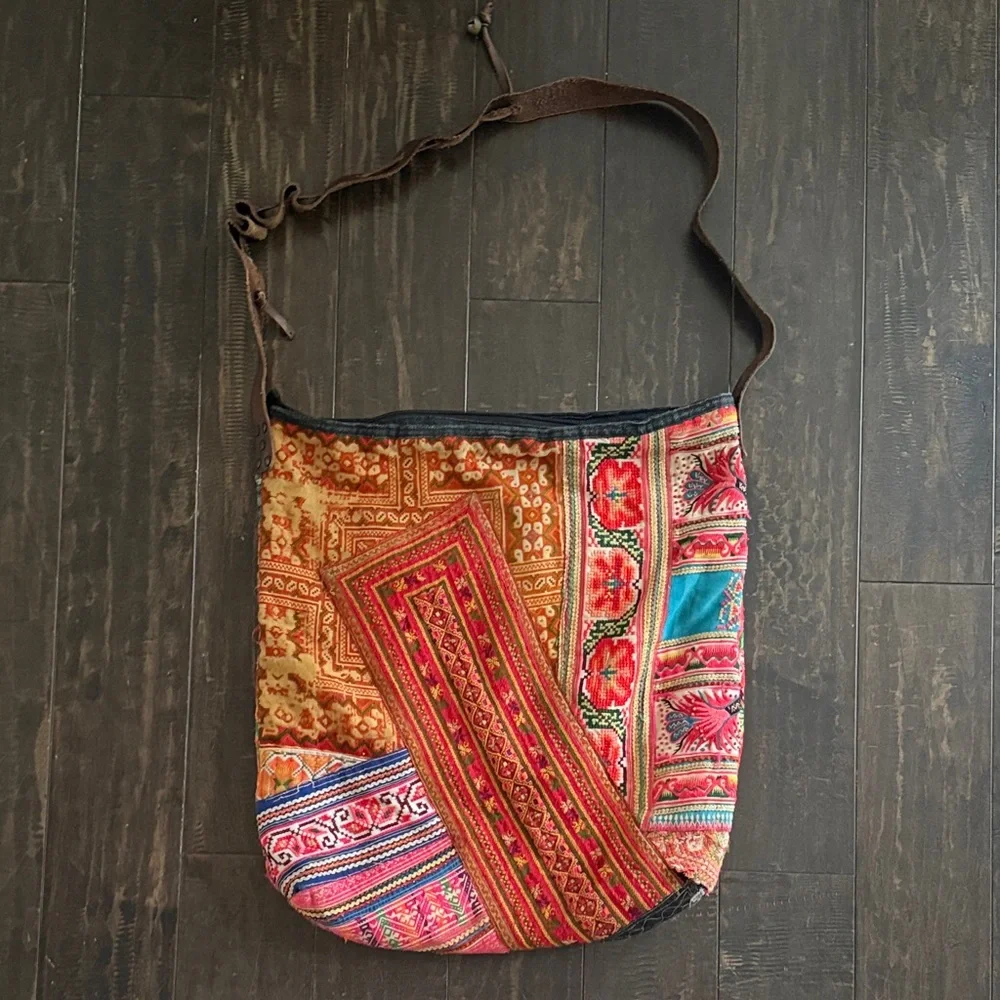 Colorful Embroidered Shoulder Bag - Picture 3 of 7